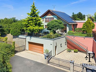 Prodej rodinného domu 371 m², pozemek 2392 m²