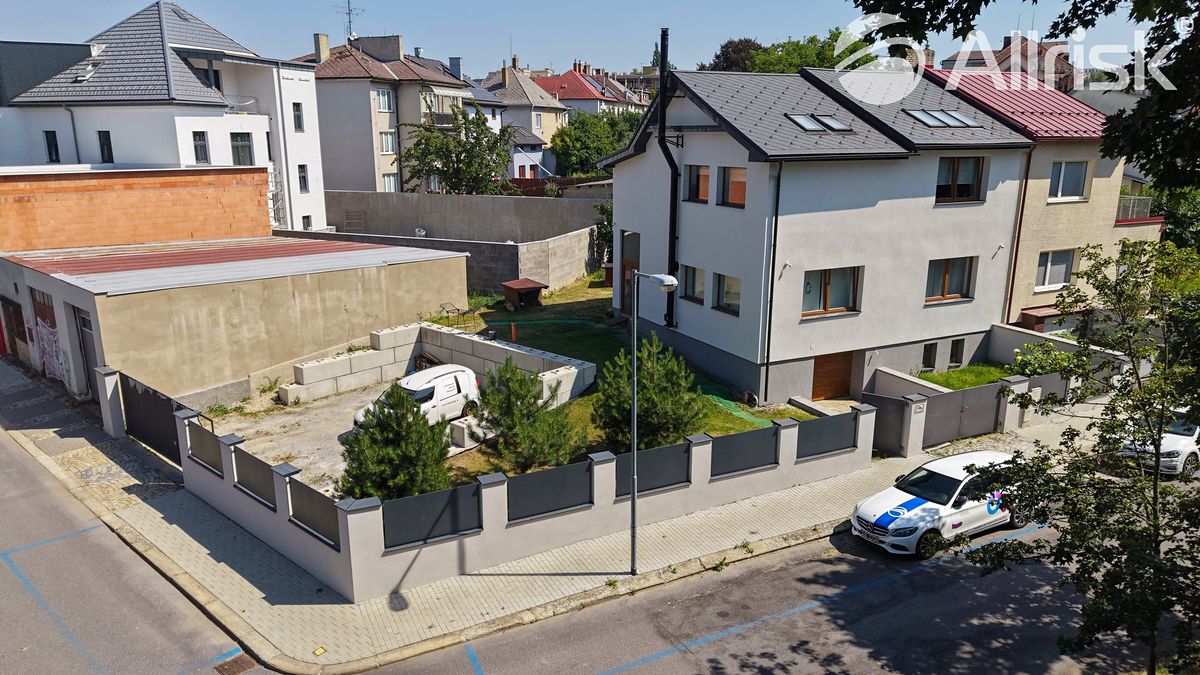 Prodej rodinného domu 417 m², pozemek 526 m² – fotografie 2