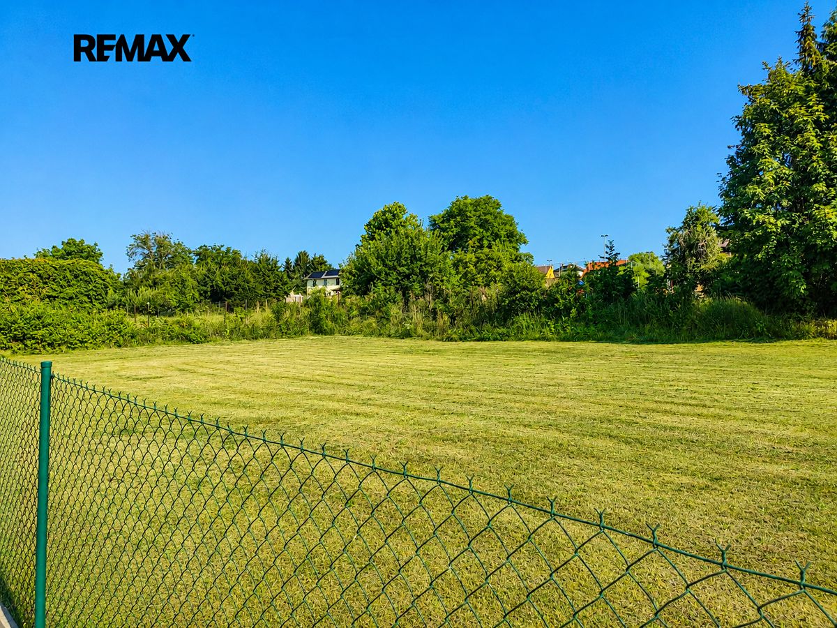 Pronájem stavebního pozemku 718 m²
