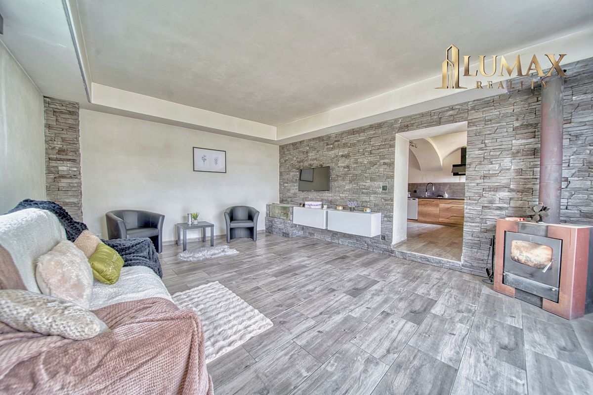 Prodej rodinného domu 220 m², pozemek 602 m² – fotografie 2