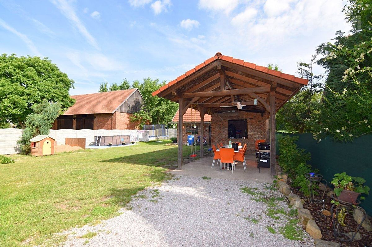 Prodej rodinného domu 312 m², pozemek 864 m² – fotografie 3