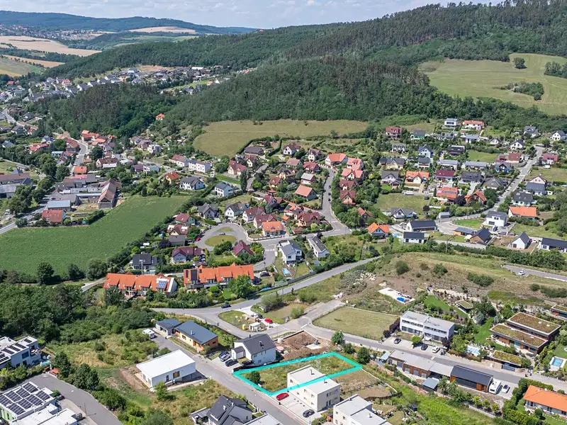 Prodej stavebního pozemku 832 m², Králův Dvůr – náhled fotky 3