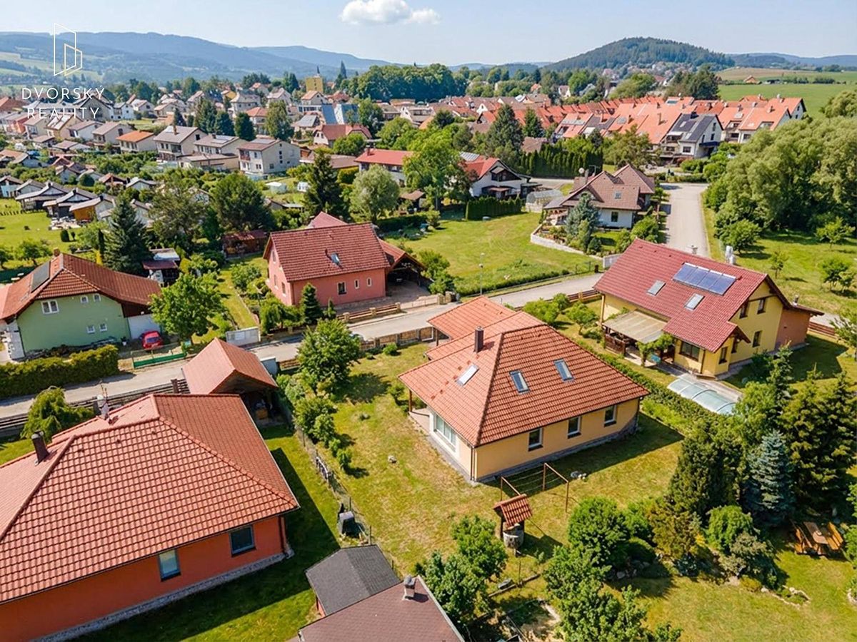 Prodej rodinného domu 197 m², pozemek 704 m² – fotografie 2