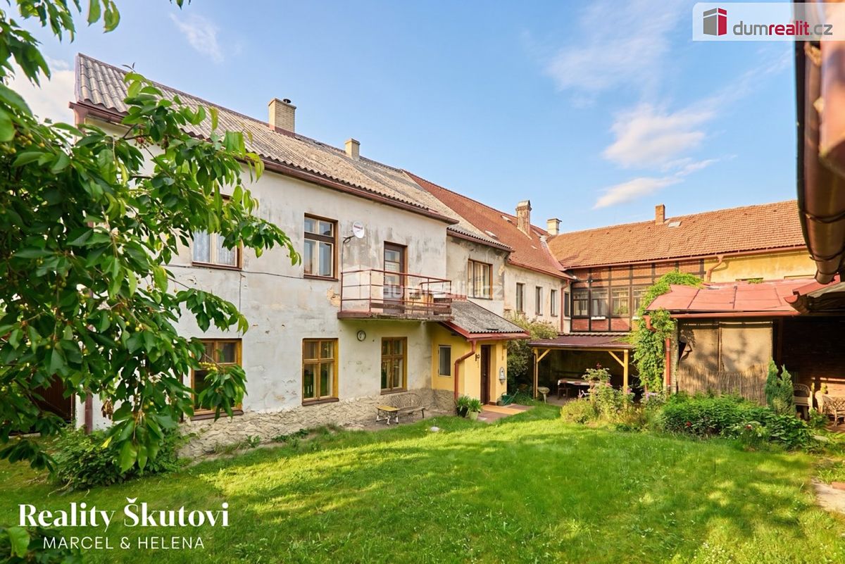 Prodej rodinného domu 293 m², pozemek 1149 m² – fotografie 2