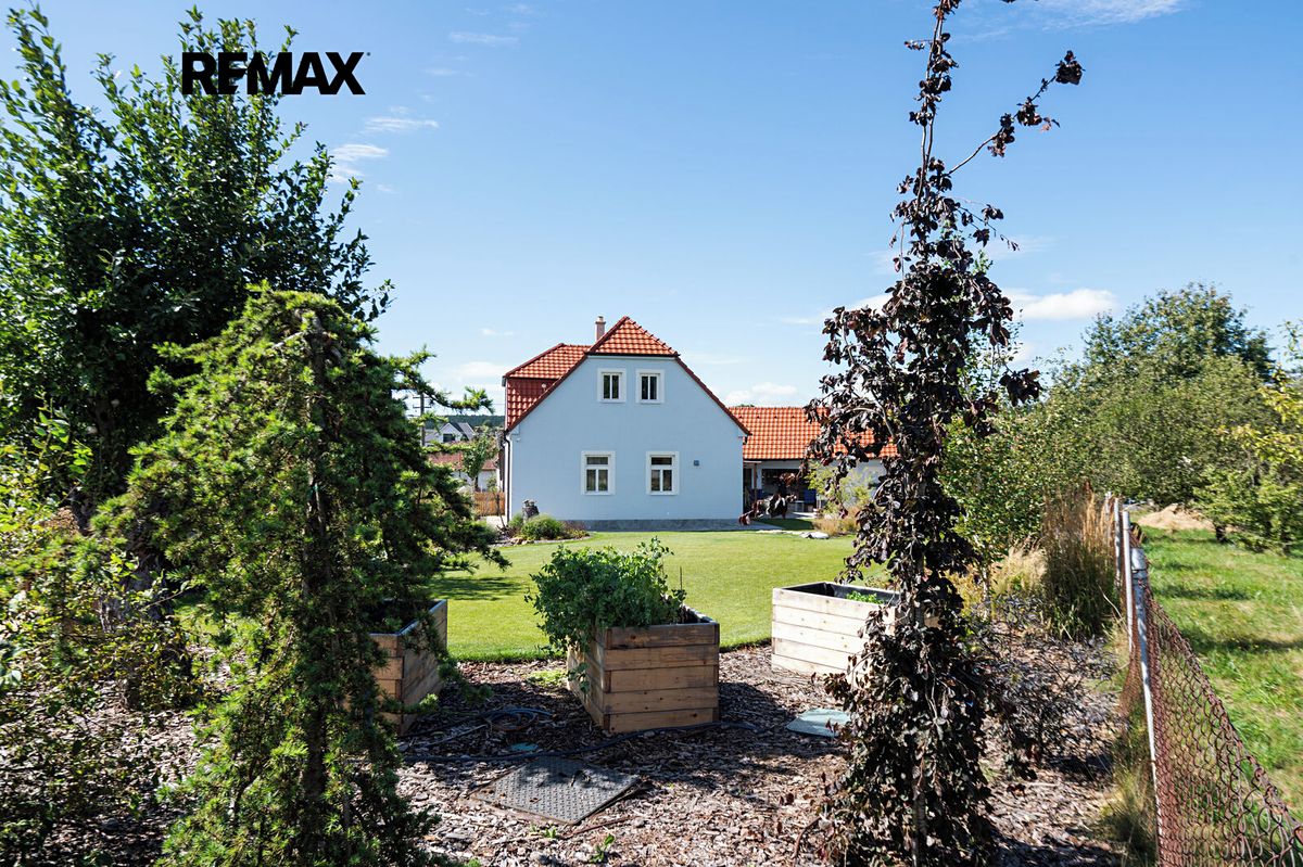 Prodej rodinného domu 310 m², pozemek 1227 m² – fotografie 2
