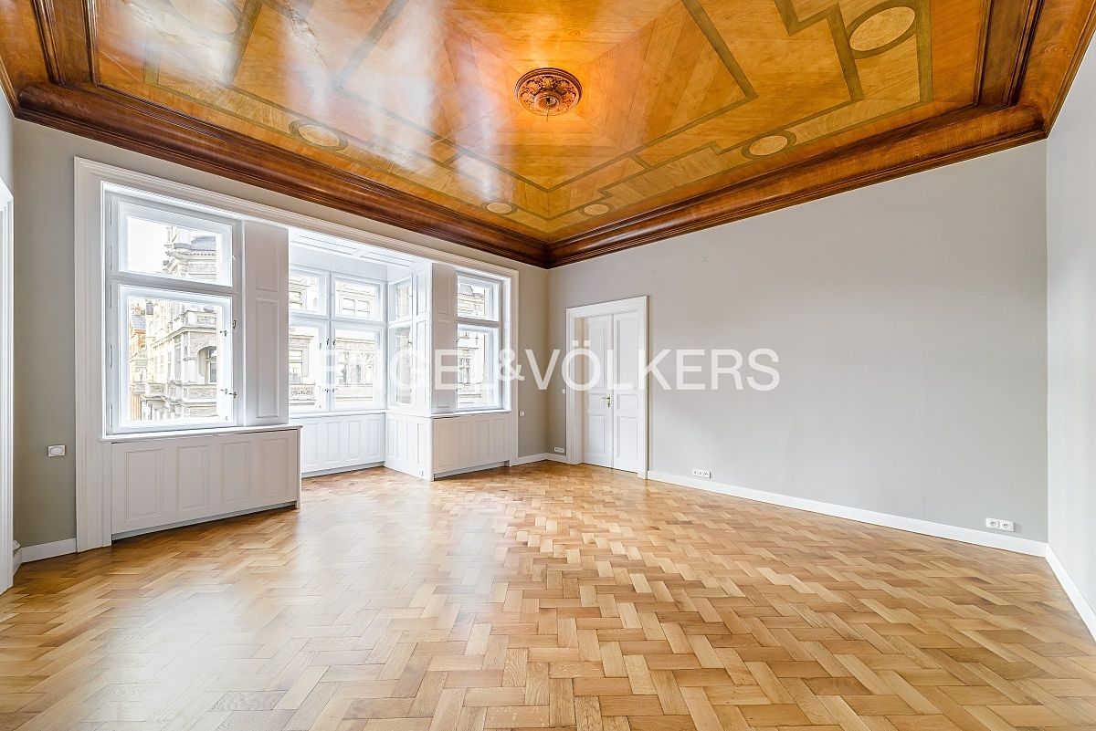 Pronájem bytu 6 pokojů a více 295 m²