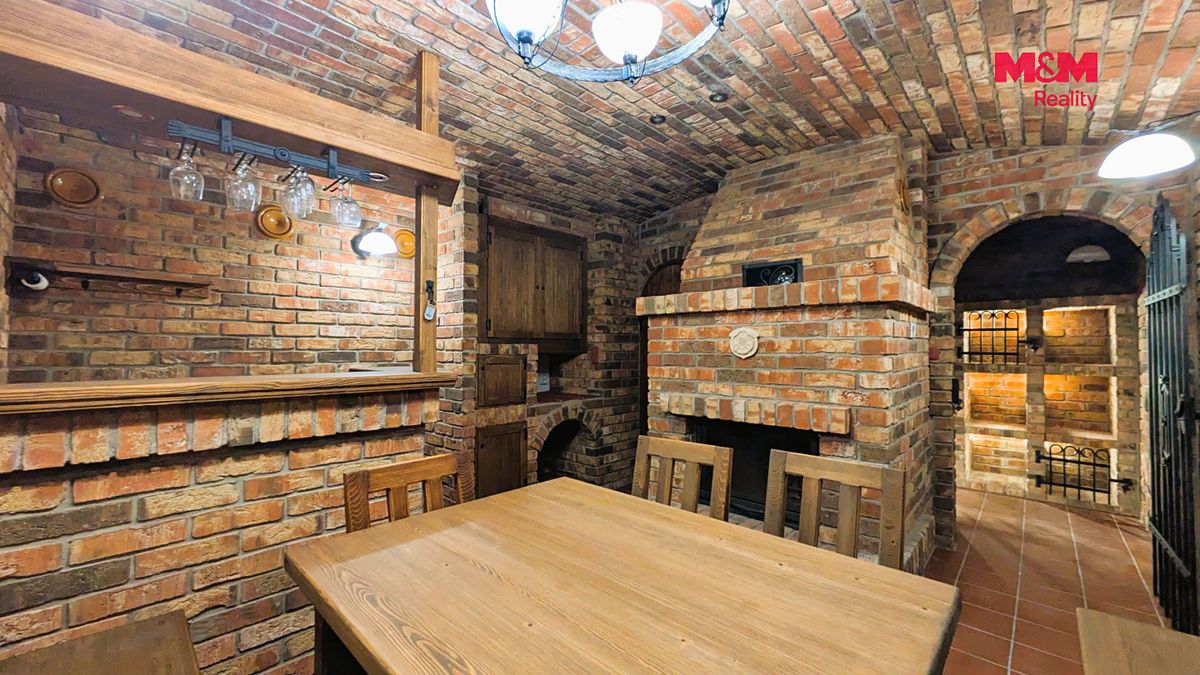 Prodej rodinného domu 280 m², pozemek 798 m² – fotografie 4