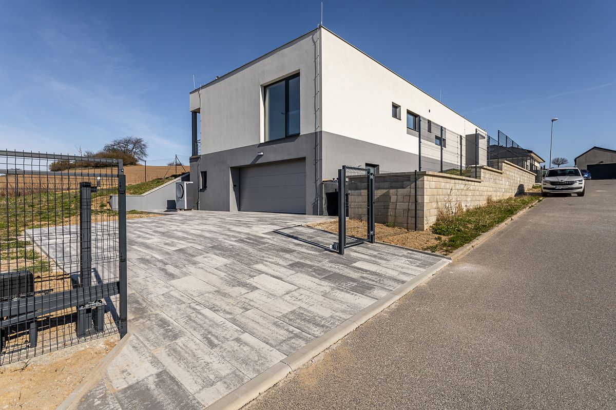 Prodej rodinného domu 224 m², pozemek 943 m² – fotografie 2