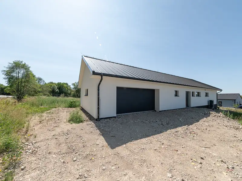Prodej rodinného domu 211 m², pozemek 1484 m², Domousnice – náhled fotky 3