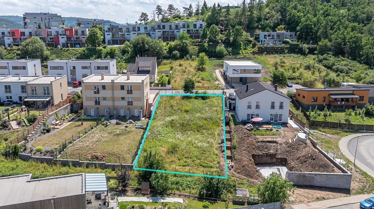 Prodej stavebního pozemku 832 m², Králův Dvůr – fotka 1 z 3