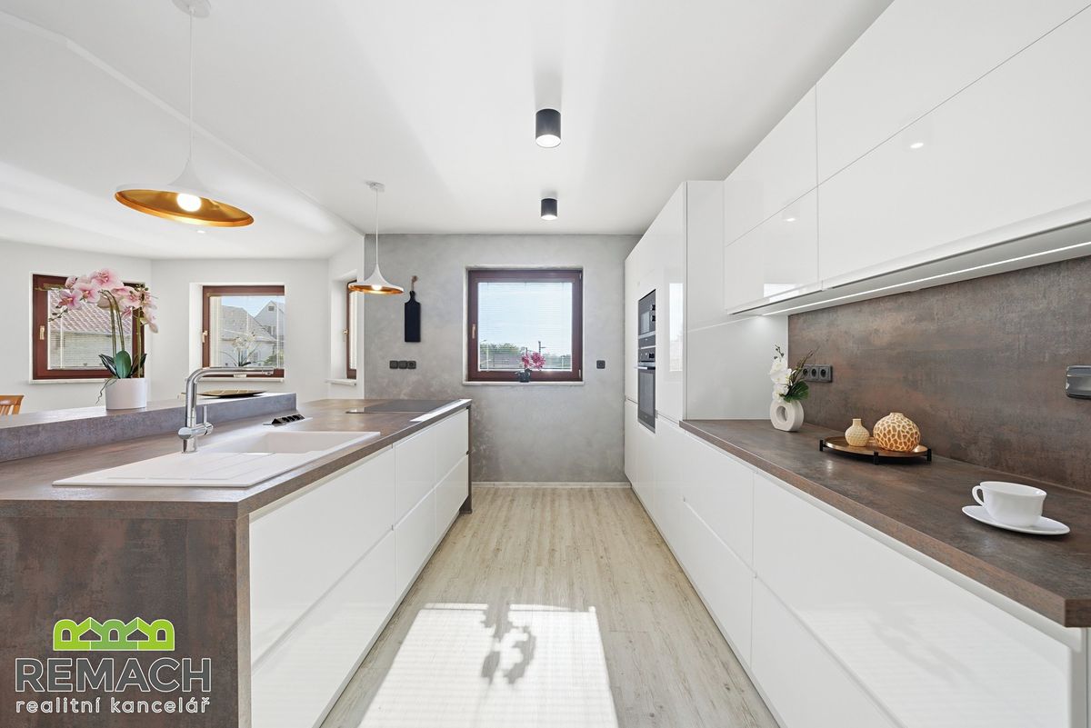 Prodej rodinného domu 288 m², pozemek 535 m² – fotografie 2