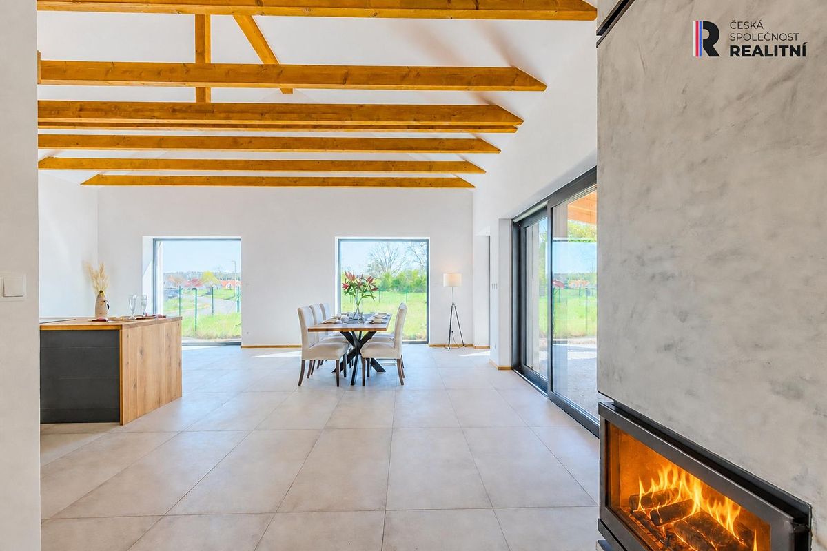 Prodej rodinného domu 200 m², pozemek 900 m² – fotografie 3