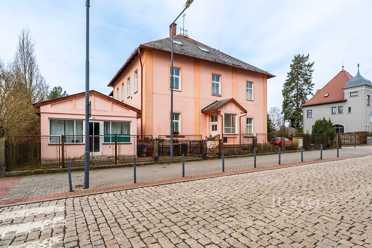 Prodej rodinného domu 225 m², pozemek 931 m² – fotografie 2