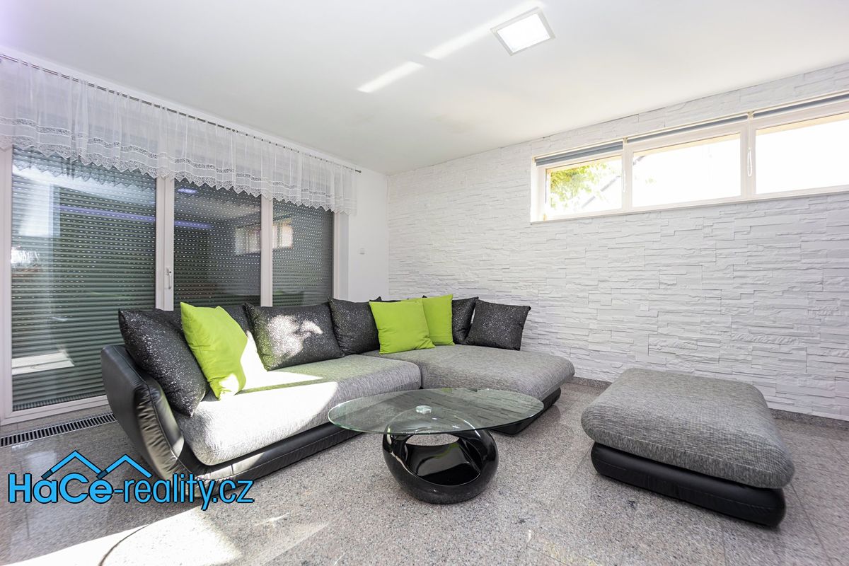 Prodej rodinného domu 200 m², pozemek 905 m² – fotografie 4
