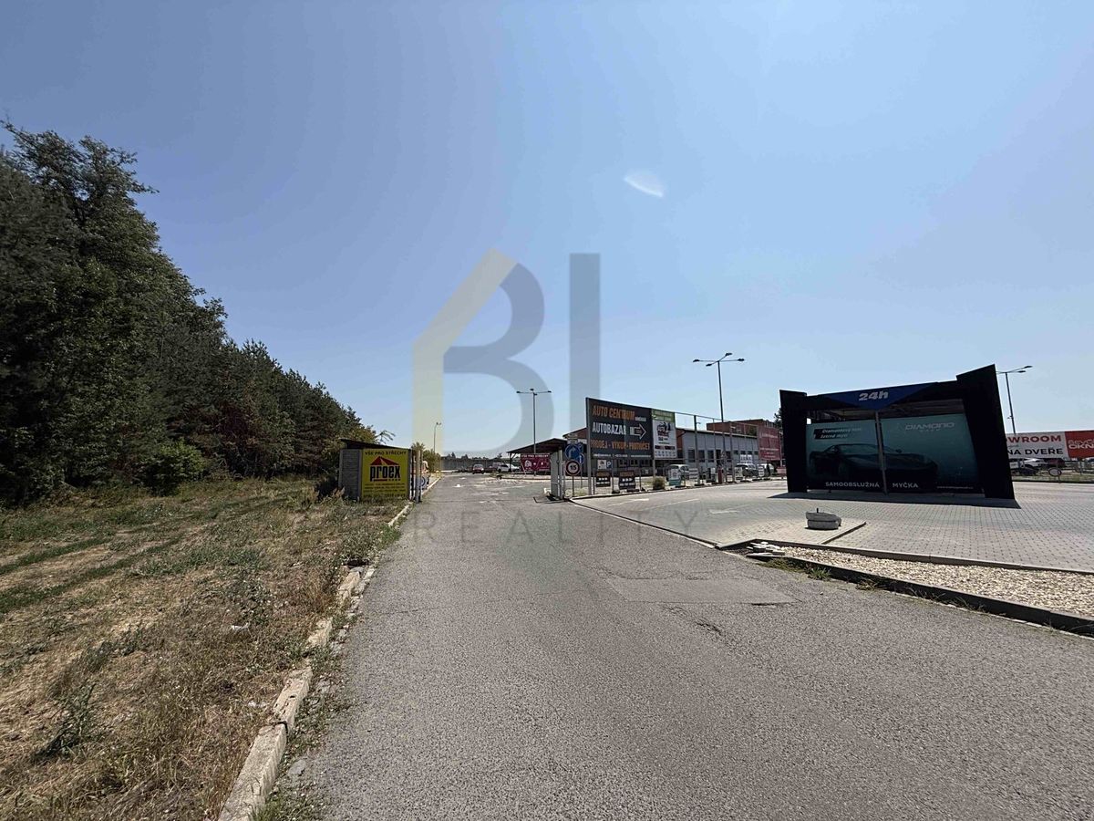 Pronájem komerčního pozemku 1000 m²