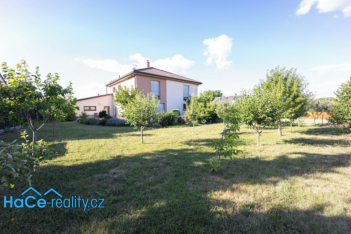 Prodej rodinného domu 200 m², pozemek 905 m² – fotografie 3