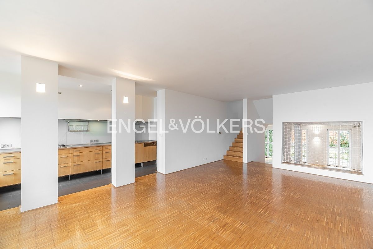 Pronájem rodinného domu 350 m², pozemek 253 m² – fotografie 4