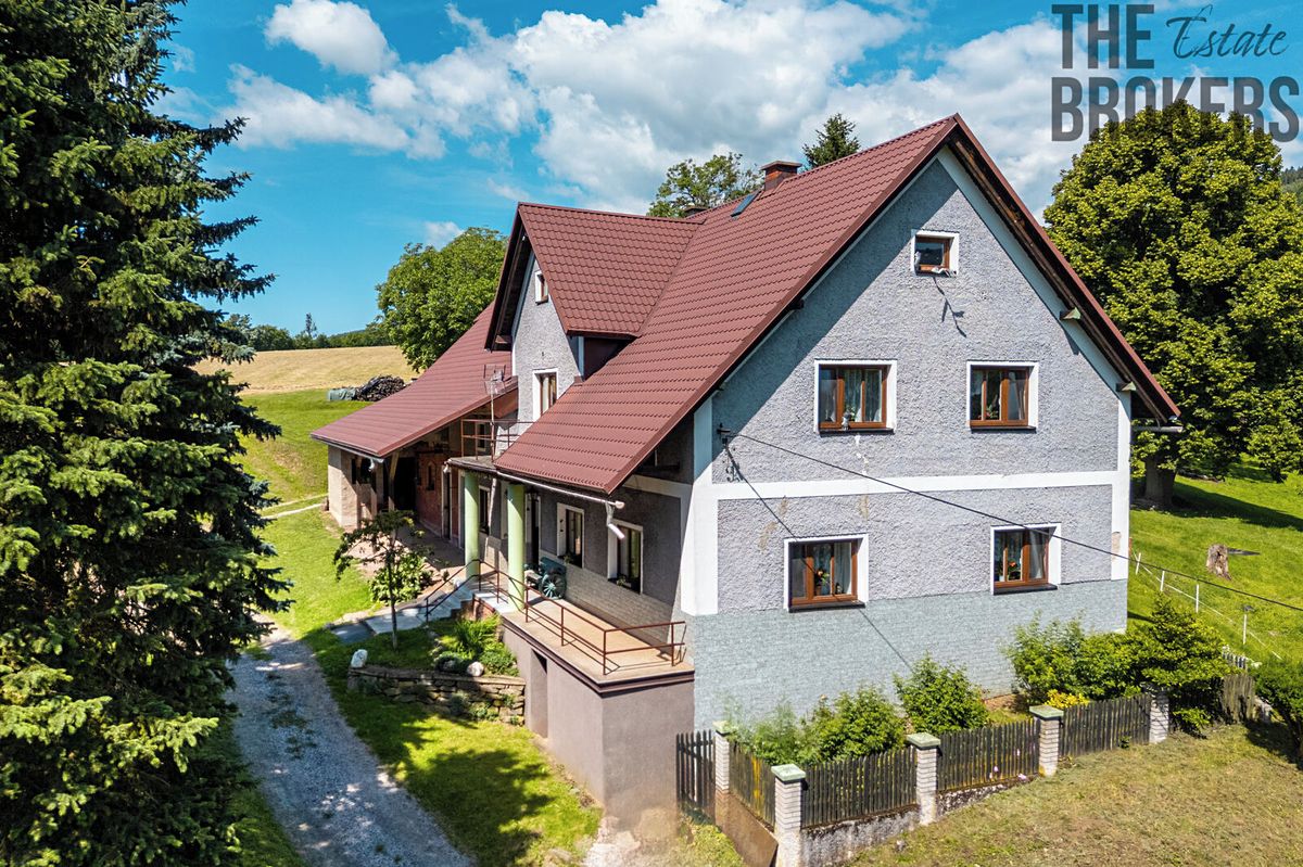 Prodej rodinného domu 242 m², pozemek 13584 m²
