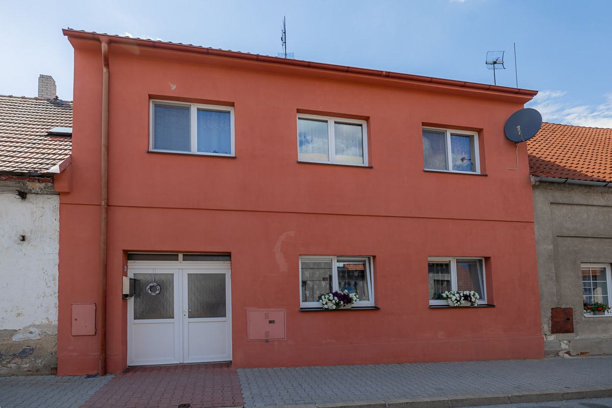 Prodej rodinného domu 163 m², pozemek 327 m² – fotografie 2