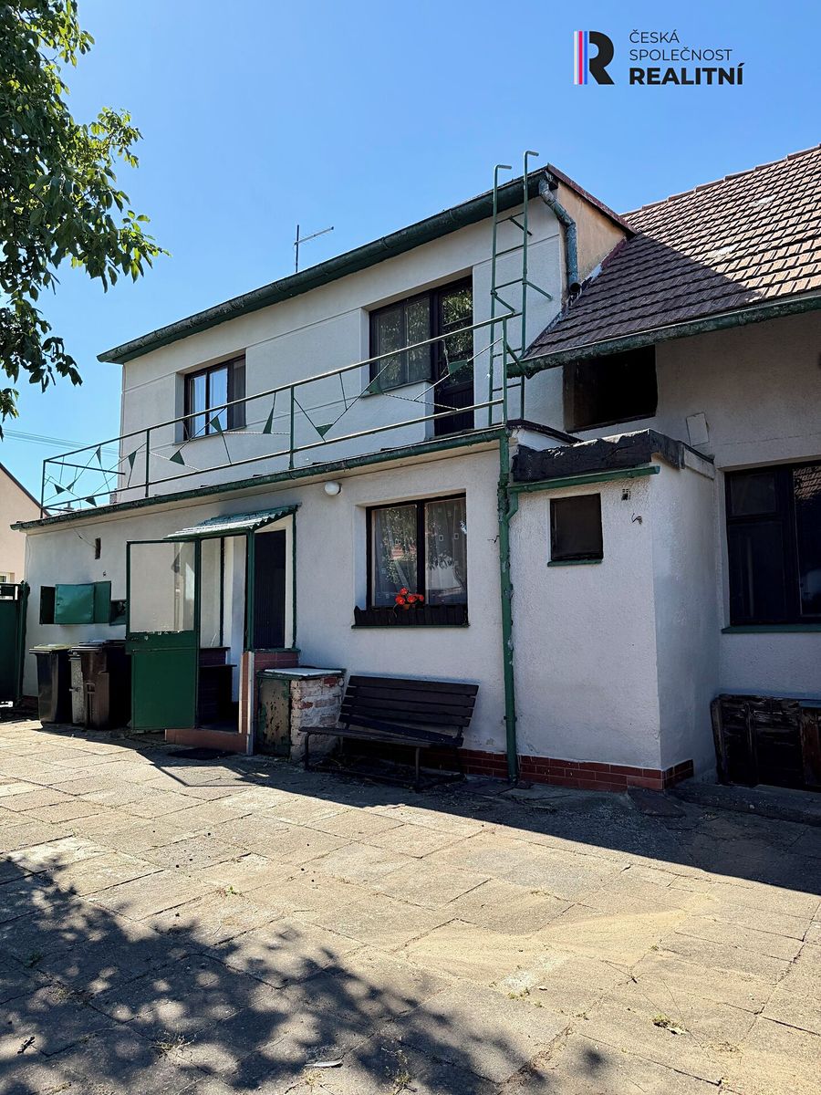 Prodej rodinného domu 132 m², pozemek 988 m² – fotografie 2