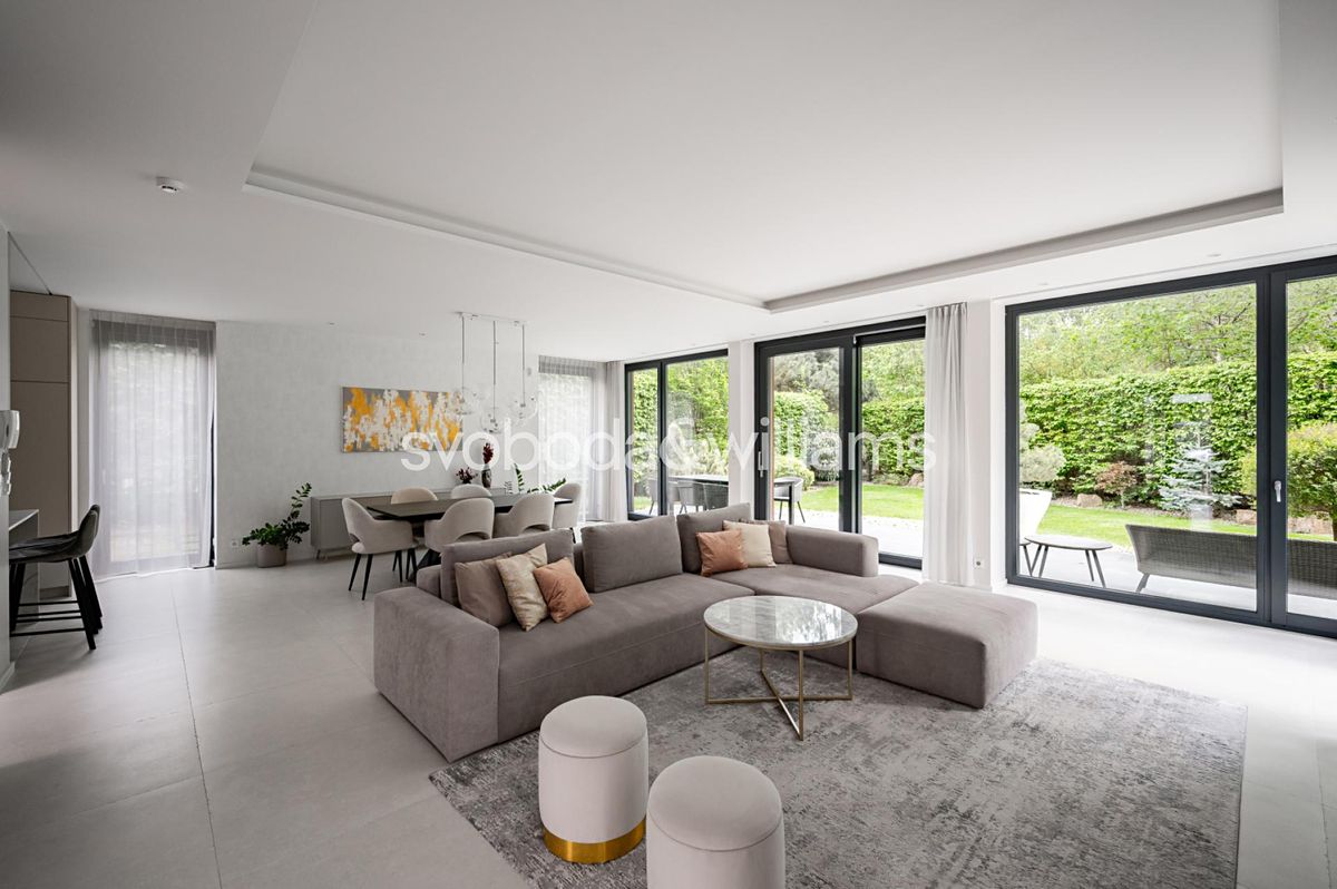 Prodej rodinného domu 204 m², pozemek 947 m² – fotografie 2