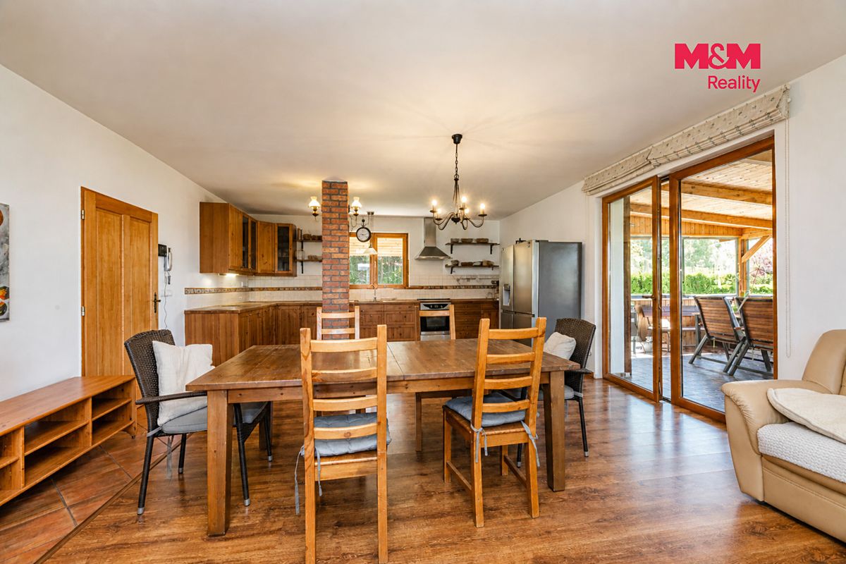 Prodej rodinného domu 156 m², pozemek 910 m² – fotografie 3