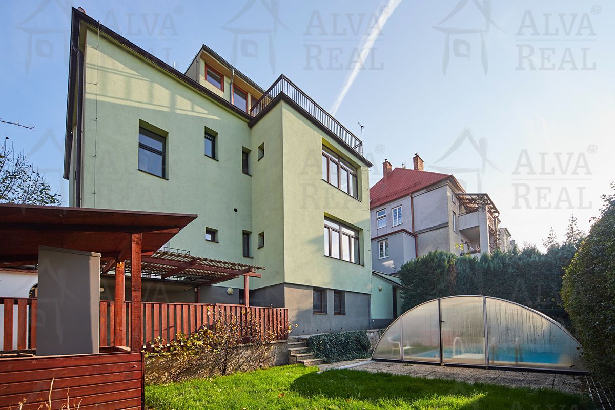 Prodej vily 354 m², pozemek 525 m²