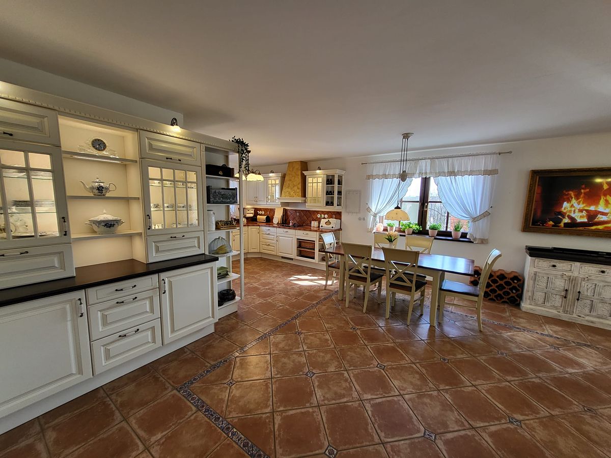 Prodej rodinného domu 163 m², pozemek 865 m² – fotografie 2