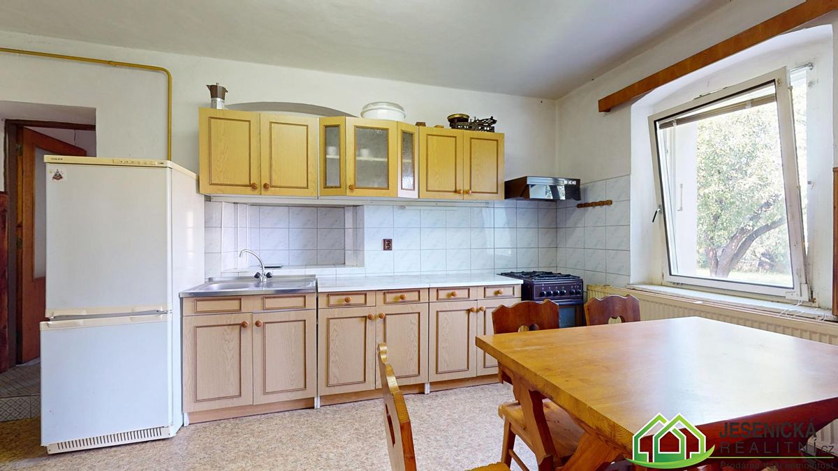 Prodej rodinného domu 358 m², pozemek 4457 m² – fotografie 3