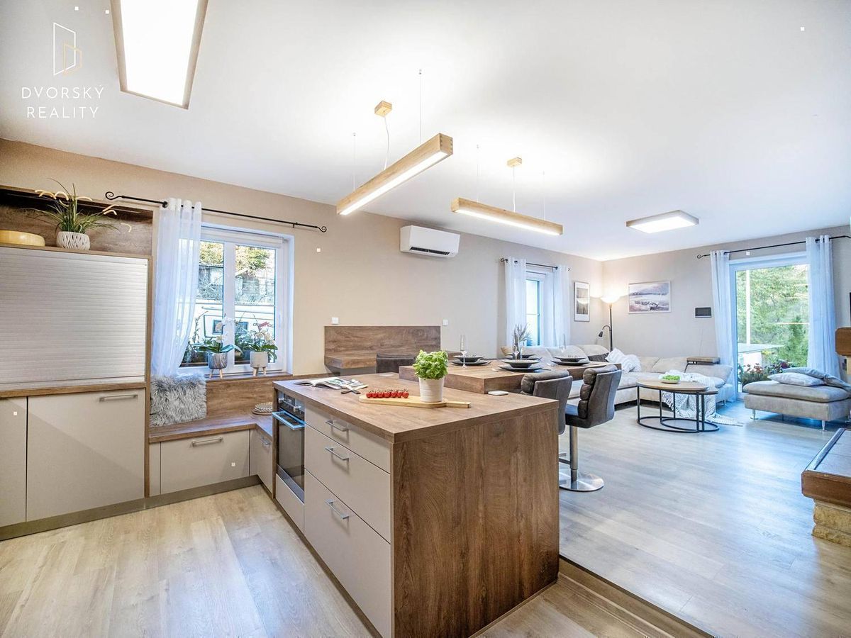 Prodej rodinného domu 236 m², pozemek 678 m² – fotografie 2