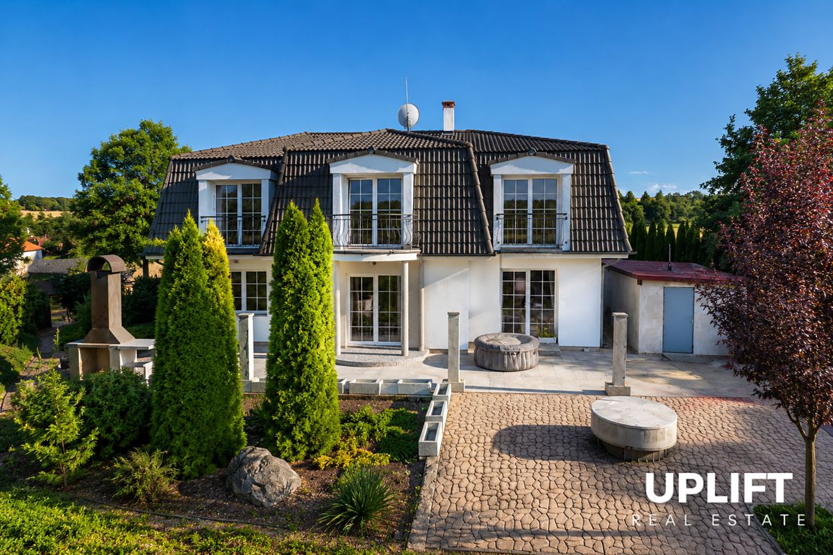 Prodej rodinného domu 225 m², pozemek 1401 m²