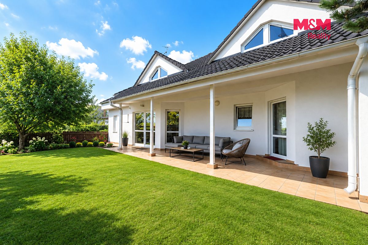 Prodej rodinného domu 206 m², pozemek 1089 m² – fotografie 2