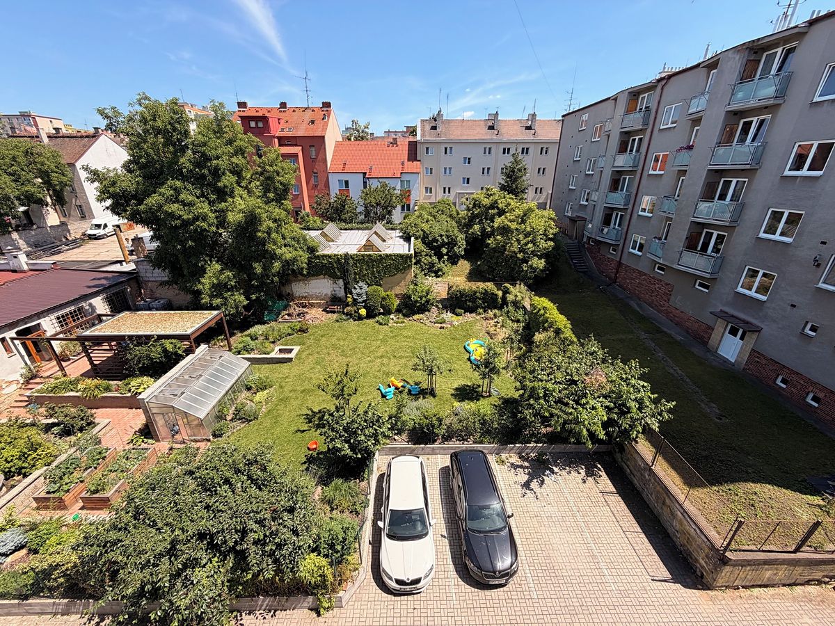 Pronájem garážového stání 15 m²
