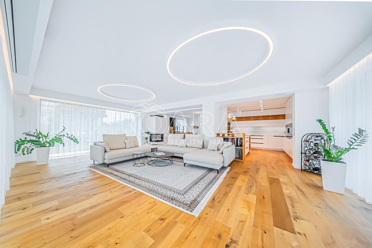 Prodej rodinného domu 420 m², pozemek 1538 m² – fotografie 2