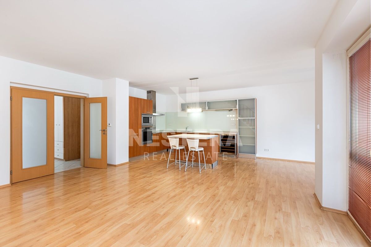 Prodej rodinného domu 198 m², pozemek 272 m² – fotografie 2