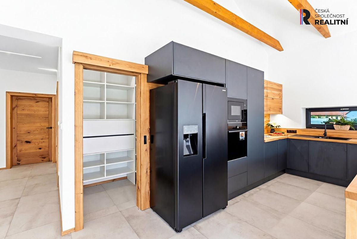 Prodej rodinného domu 200 m², pozemek 900 m² – fotografie 5