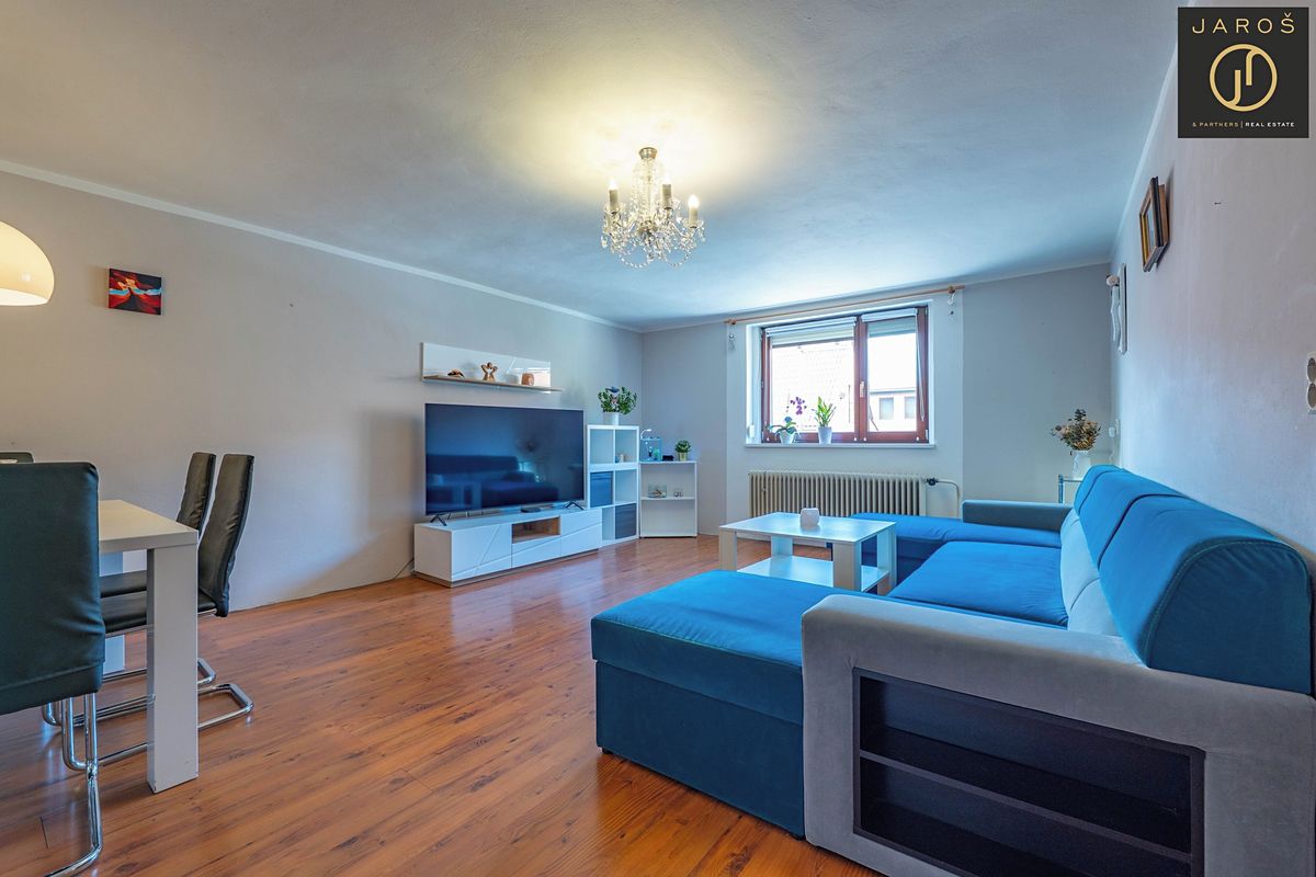 Prodej rodinného domu 216 m², pozemek 221 m² – fotografie 2