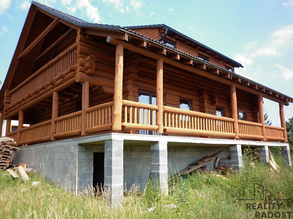 Prodej rodinného domu 287 m², pozemek 878 m²