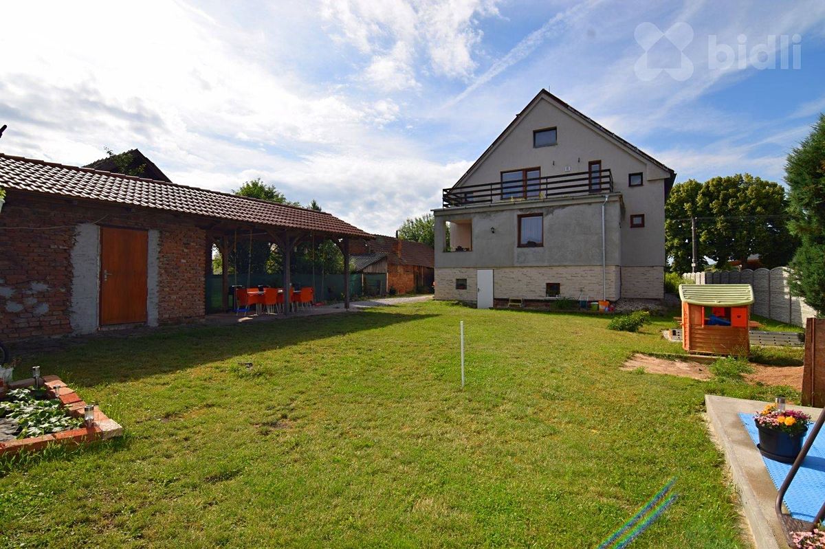 Prodej rodinného domu 312 m², pozemek 864 m² – fotografie 2