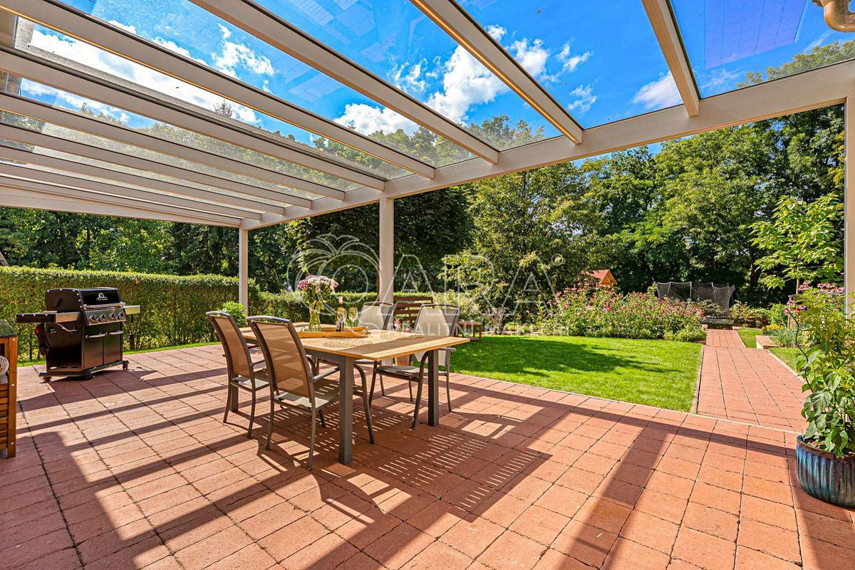 Prodej rodinného domu 222 m², pozemek 1004 m² – fotografie 2