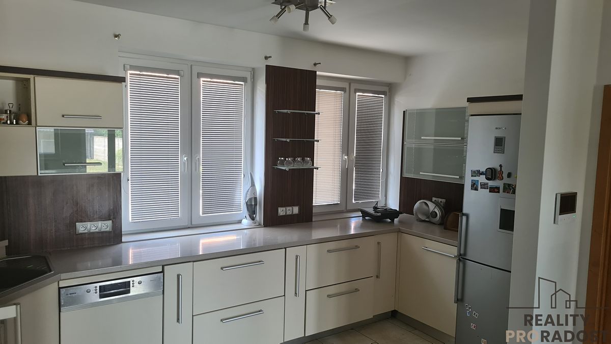 Pronájem rodinného domu 210 m², pozemek 500 m² – fotografie 2