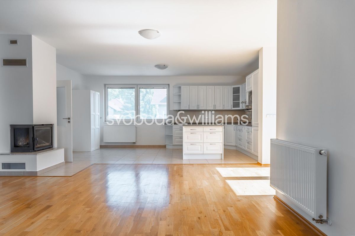 Pronájem rodinného domu 350 m², pozemek 1174 m² – fotografie 3