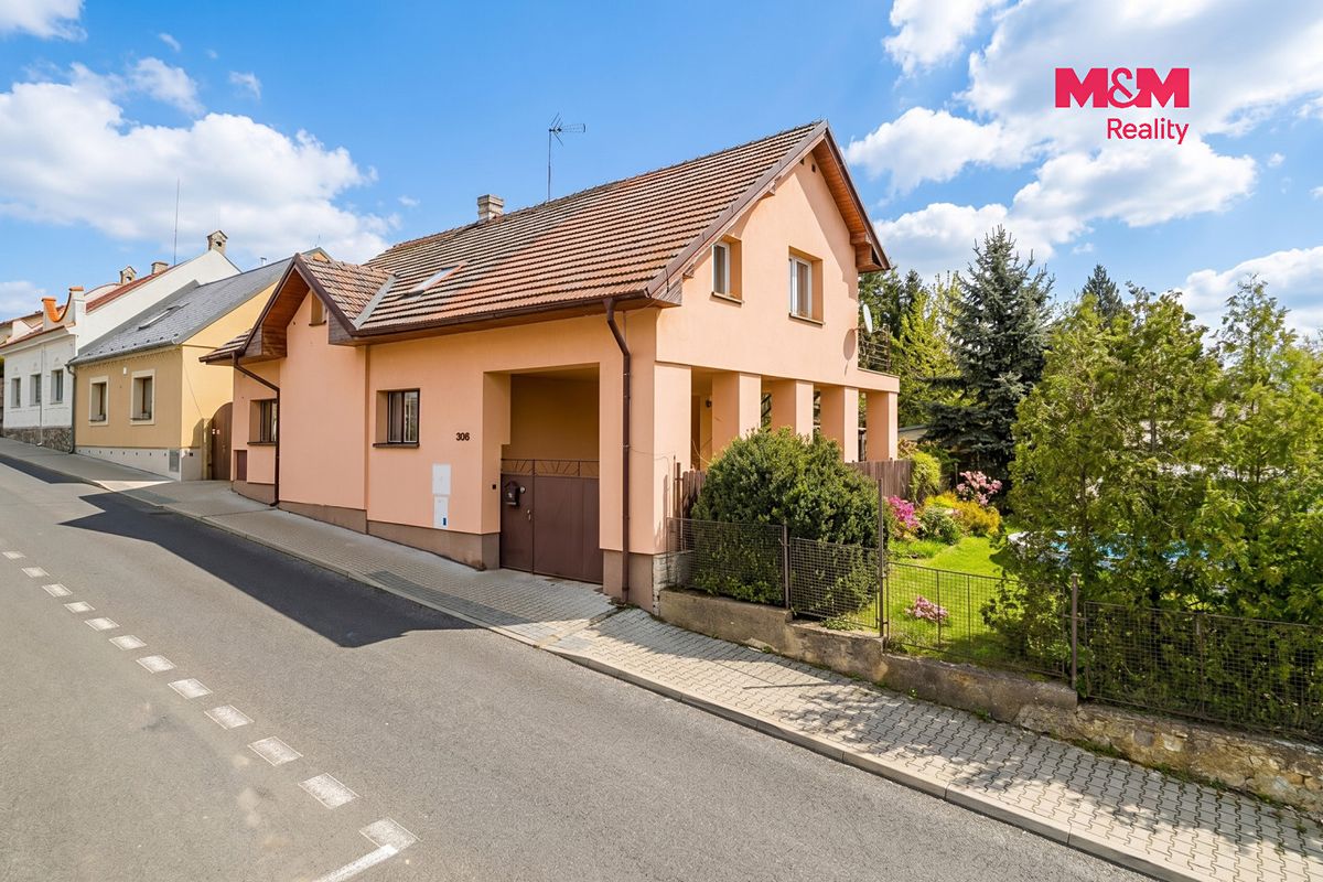 Prodej rodinného domu 221 m², pozemek 1114 m² – fotografie 2
