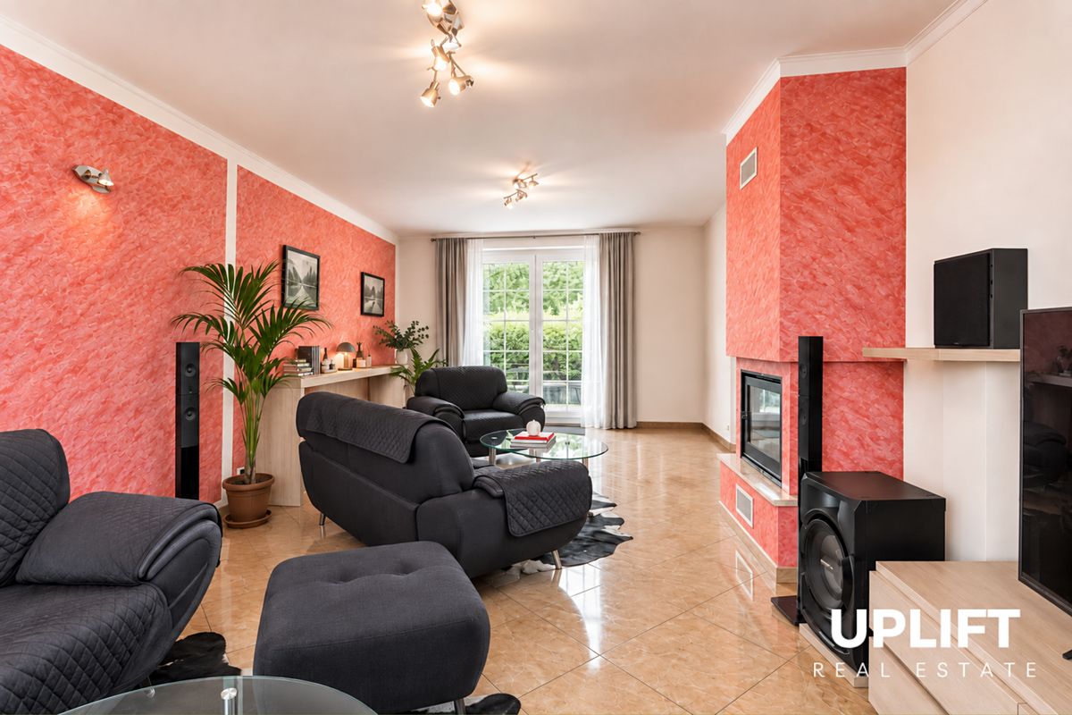 Prodej rodinného domu 225 m², pozemek 1401 m² – fotografie 2