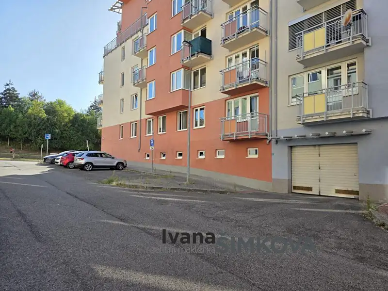 Prodej garážového stání 12 m², Praha – náhled fotky 1