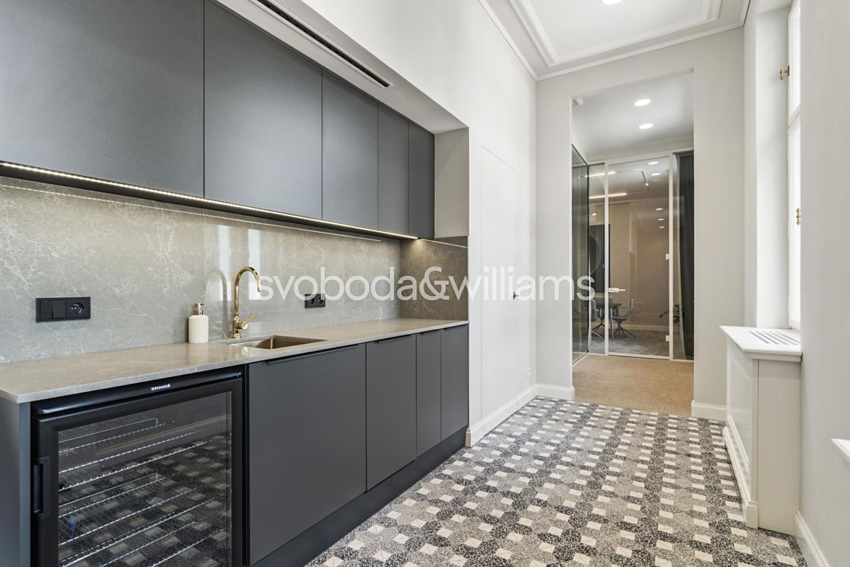 Pronájem kanceláře 380 m² – fotografie 3