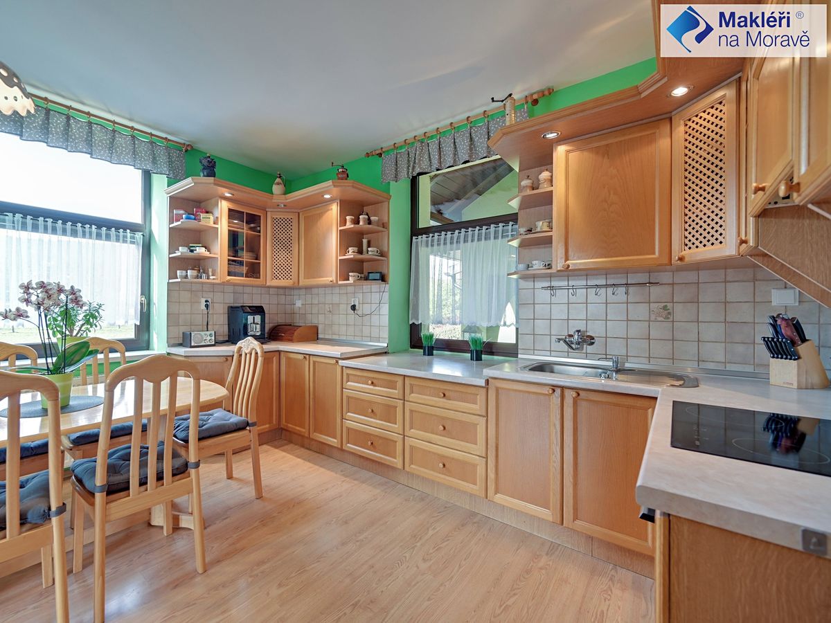 Prodej rodinného domu 293 m², pozemek 632 m² – fotografie 2