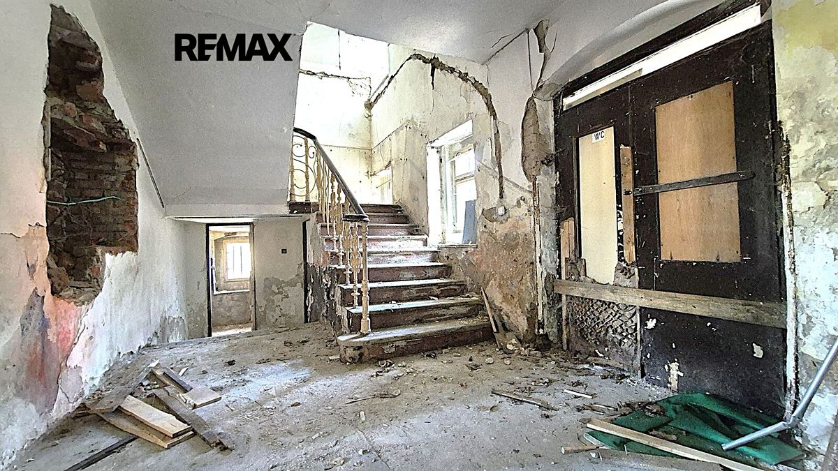 Prodej vícegeneračního domu 300 m², pozemek 721 m² – fotografie 2