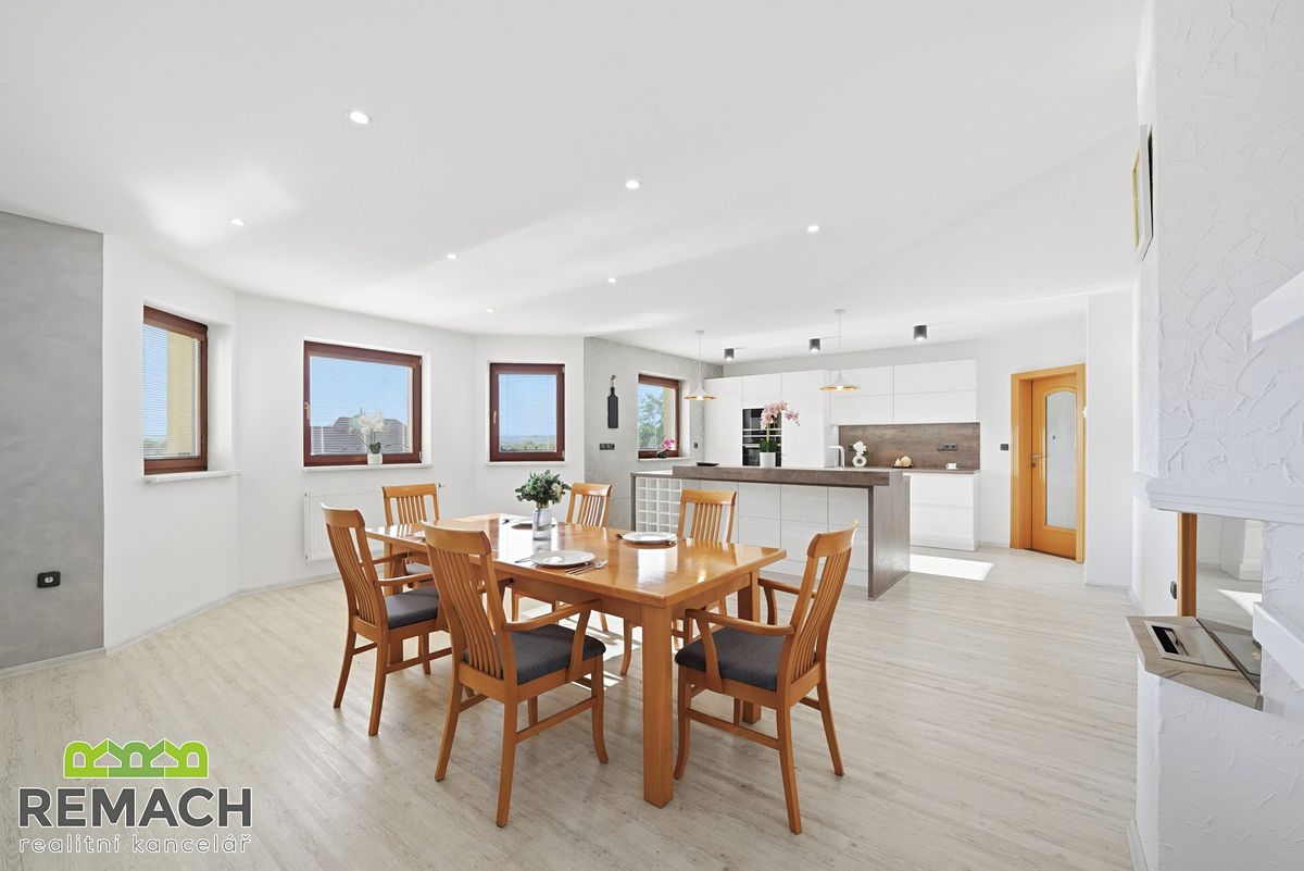 Prodej rodinného domu 288 m², pozemek 535 m² – fotografie 4