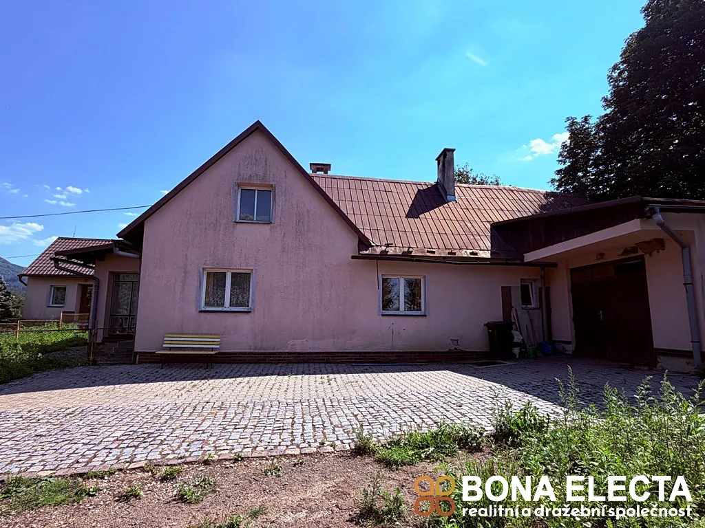 Prodej rodinného domu 130 m², pozemek 11047 m²